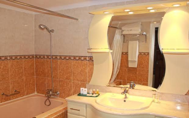 Hotel El Djazair El Mouradia Buitenkant foto